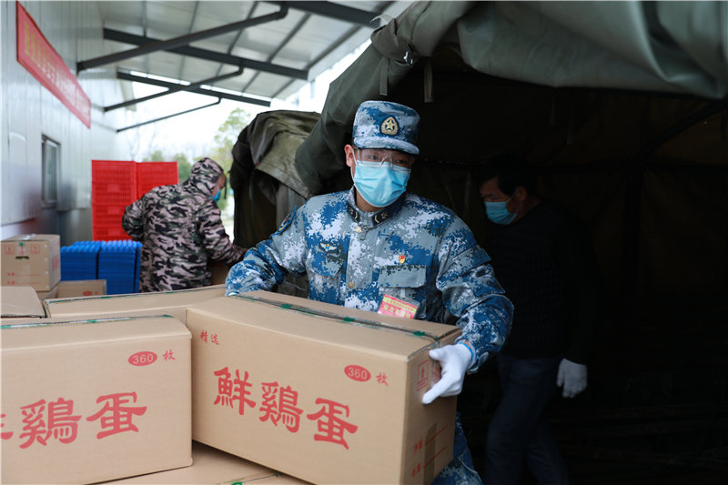 驻鄂部队抗击疫情运力支援队全力保障市民物资供应(图)