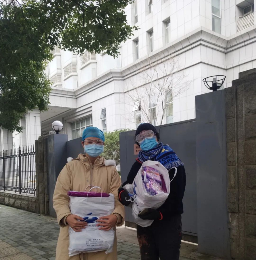 志愿者笛子将物资送到海南医疗队手中