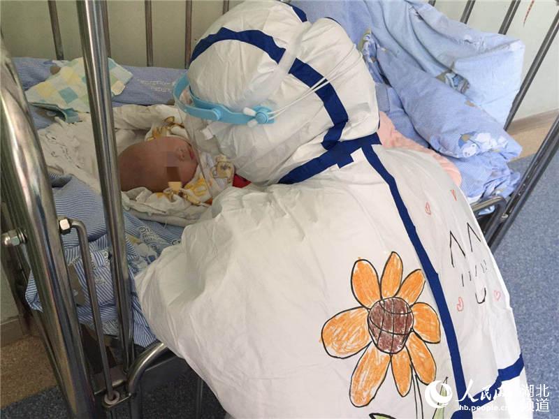 好有爱防护服上画画减轻儿童患者恐惧感