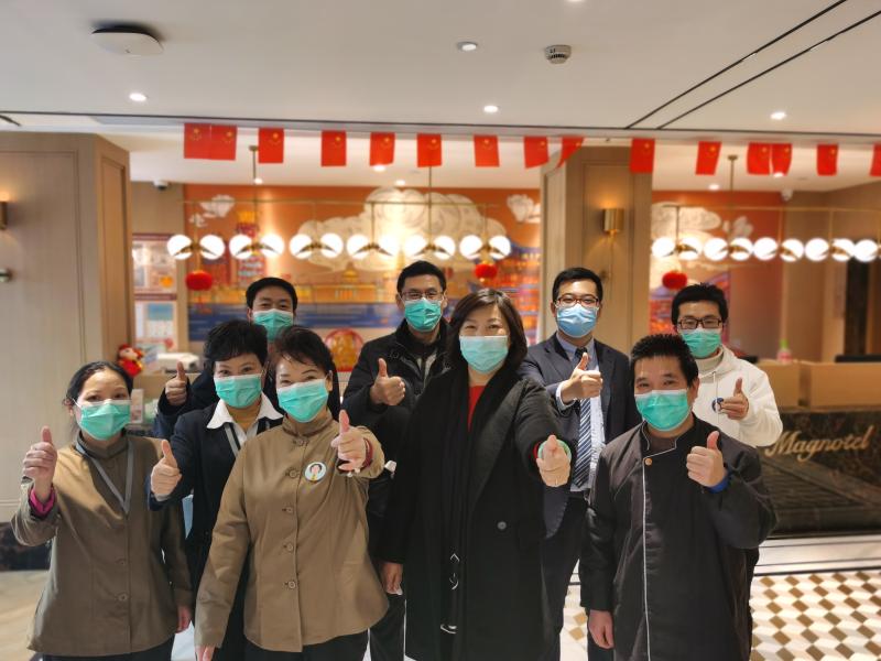 上海白玉兰酒店新天地店董事长秦伟华与员工们共同战“疫”。