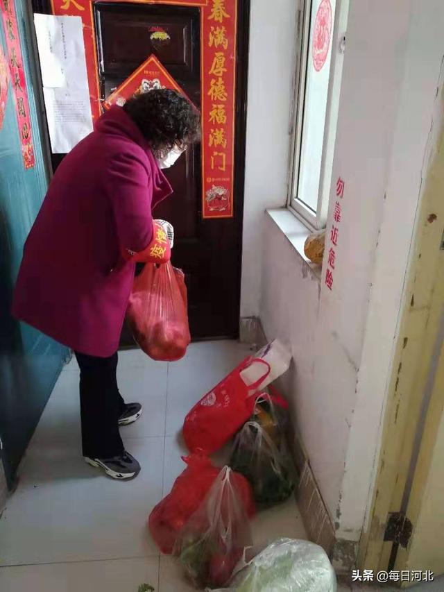 (获鹿镇新时代文明实践所邻里互帮互助帮隔离家庭送生活必须品 还鹿