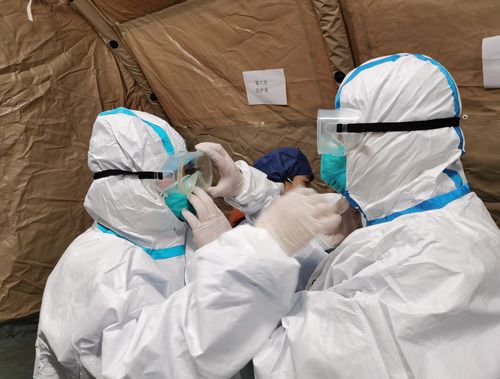 2月14日,医生高永哲,护士长黄文莉这对夫妻在武汉客厅方舱医院为对方