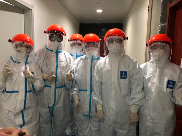 在武汉大学人民医院东院，中山医院医疗队部分当班护士合影。