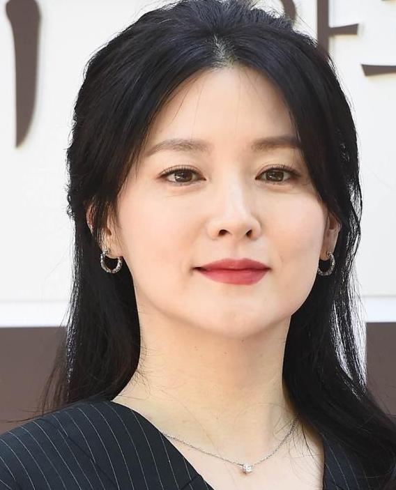 49岁李英爱不老女神,竖条纹黑色西装搭配半身裙,让她魅力四射