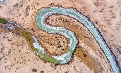2月20日,孔雀河中下游尉犁段,护林员正在加固河道.