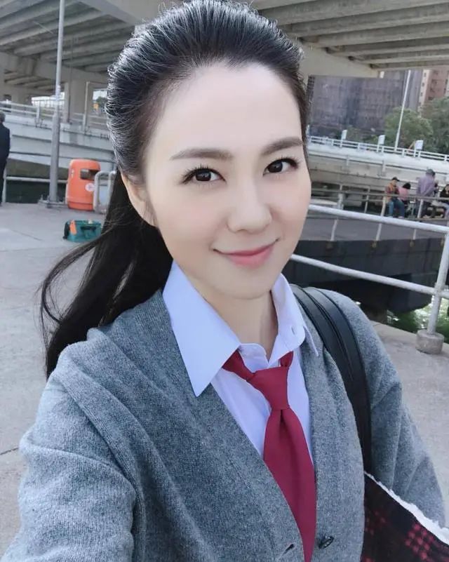 决心放弃学位,加入第26期tvb艺员训练班,同期同学包括何广沛,周梓盈等