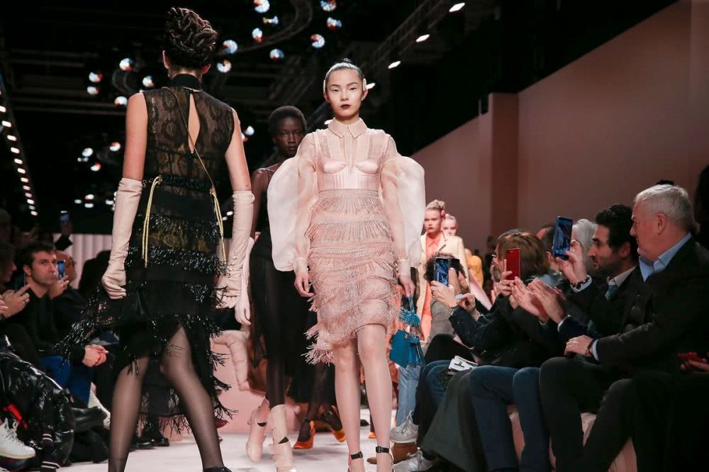 雎晓雯时装周走秀,身穿粉色流苏拼接纱裙出镜,性感甜美