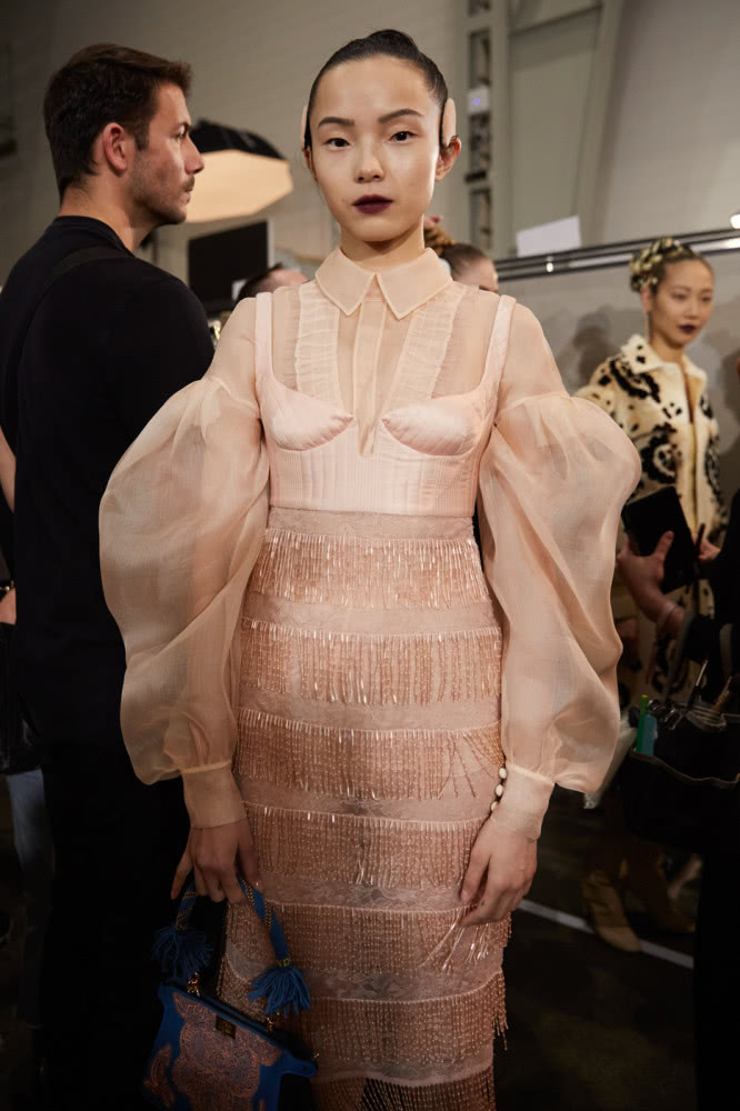 雎晓雯时装周走秀,身穿粉色流苏拼接纱裙出镜,性感甜美