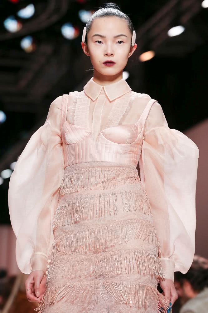 雎晓雯时装周走秀,身穿粉色流苏拼接纱裙出镜,性感甜美