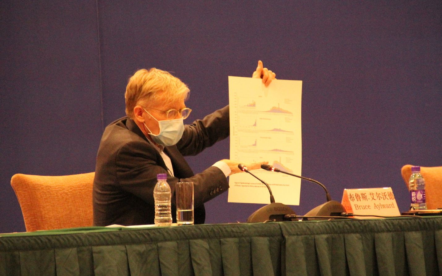 考察组外方组长,世卫组织总干事高级顾问布鲁斯·艾尔沃德在发布会