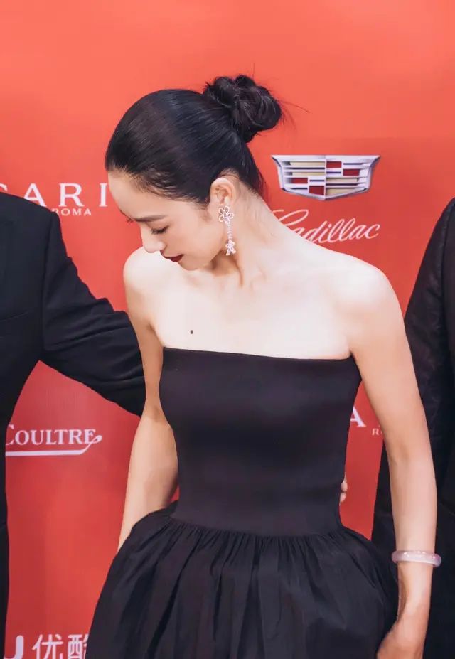 周韵真是气质美人,抹胸裙穿出古典韵味,许晴再风情也比不上!|周韵|许晴_新浪新闻