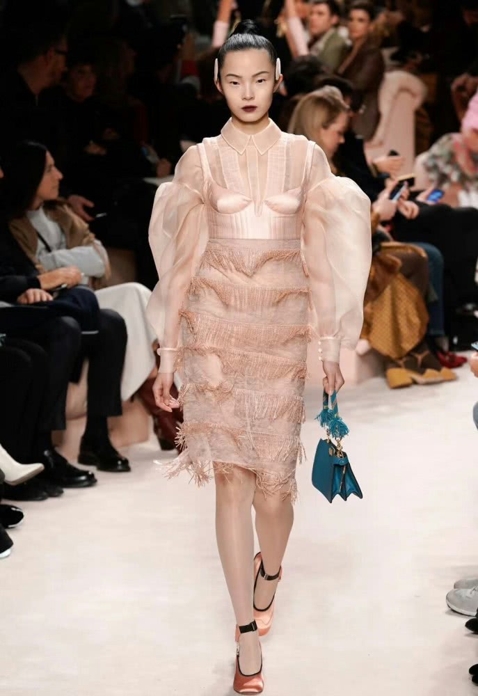 雎晓雯时装周走秀,身穿粉色流苏拼接纱裙出镜,性感甜美