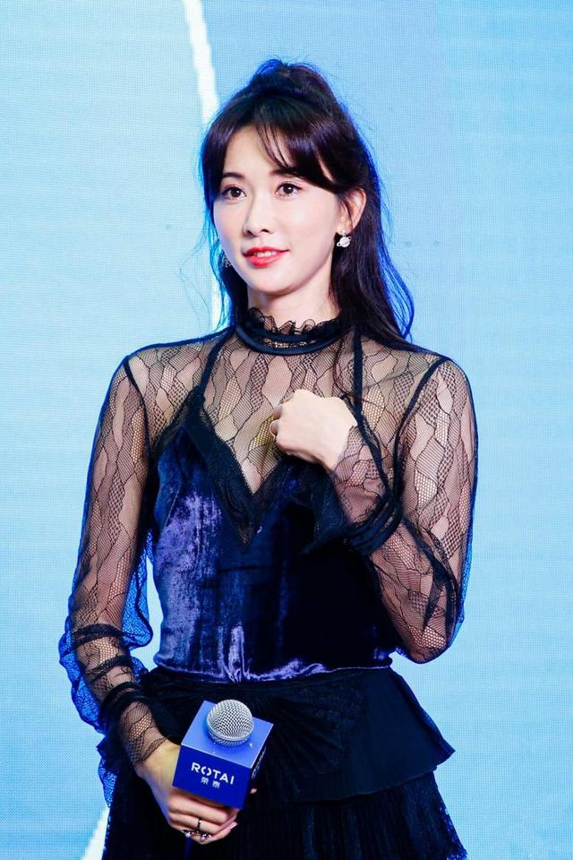 林志玲为捞金真拼了,穿透视蕾丝裙尽显"凹凸感",美得让人心动