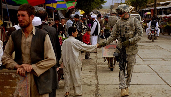  一名阿富汗儿童和美国士兵。图片来源：Public Domain Files