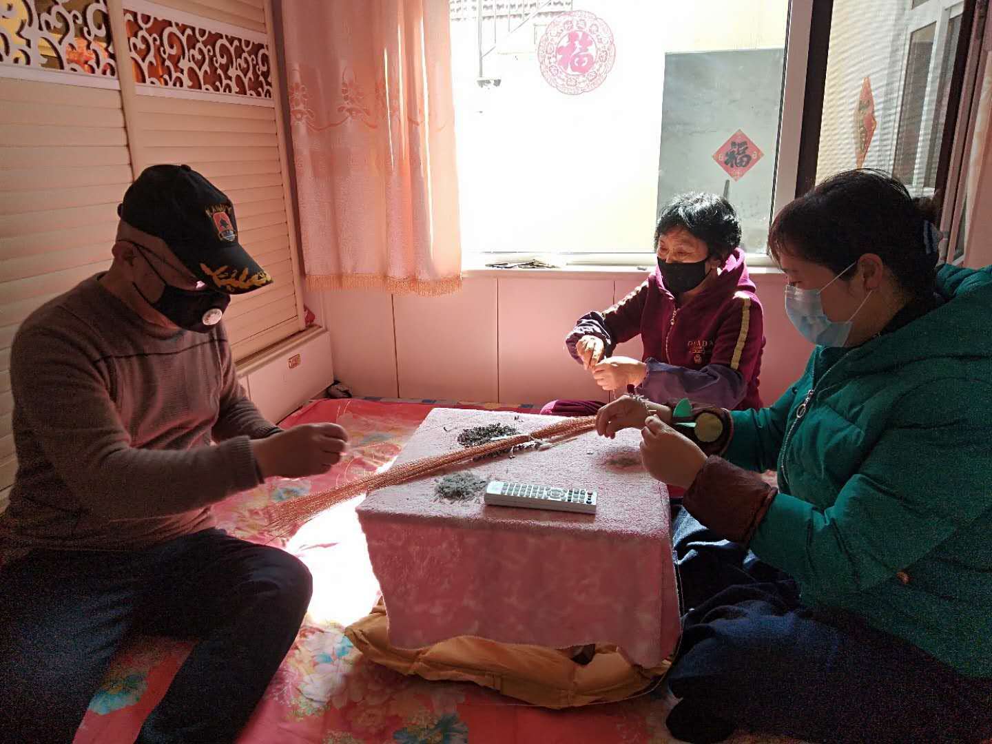 疫情期间,为让居民们"宅"在家,有事做,"宅"的住,还有收入.