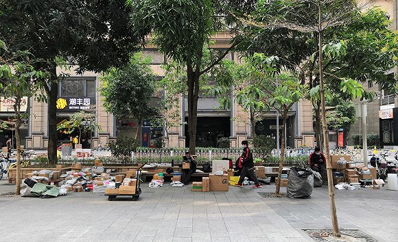 在小区门口等待的快递员（受访者邹先生提供）