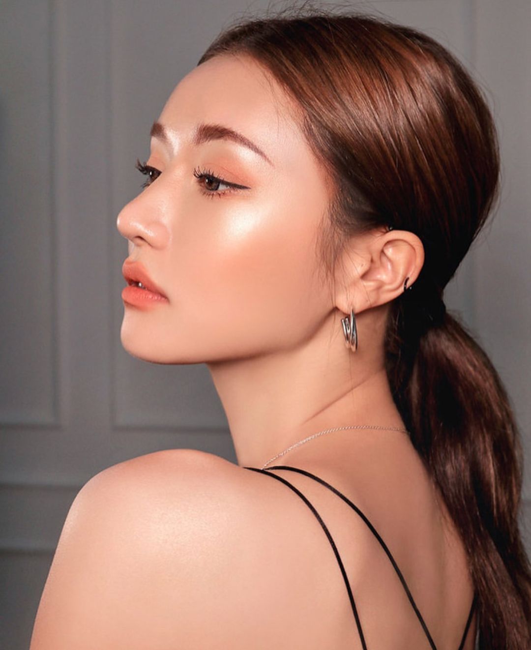 朴韶拉虽然是比较人工的感觉,可是她的美貌还是备受认可.