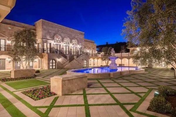 不愧是两万平方的土地,想要怎么盖就怎么盖另外造型更偏向皇家别院的