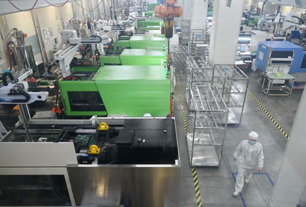 2月18日,福建富兰光学有限公司员工从无尘注塑生产车间光学元器件自动