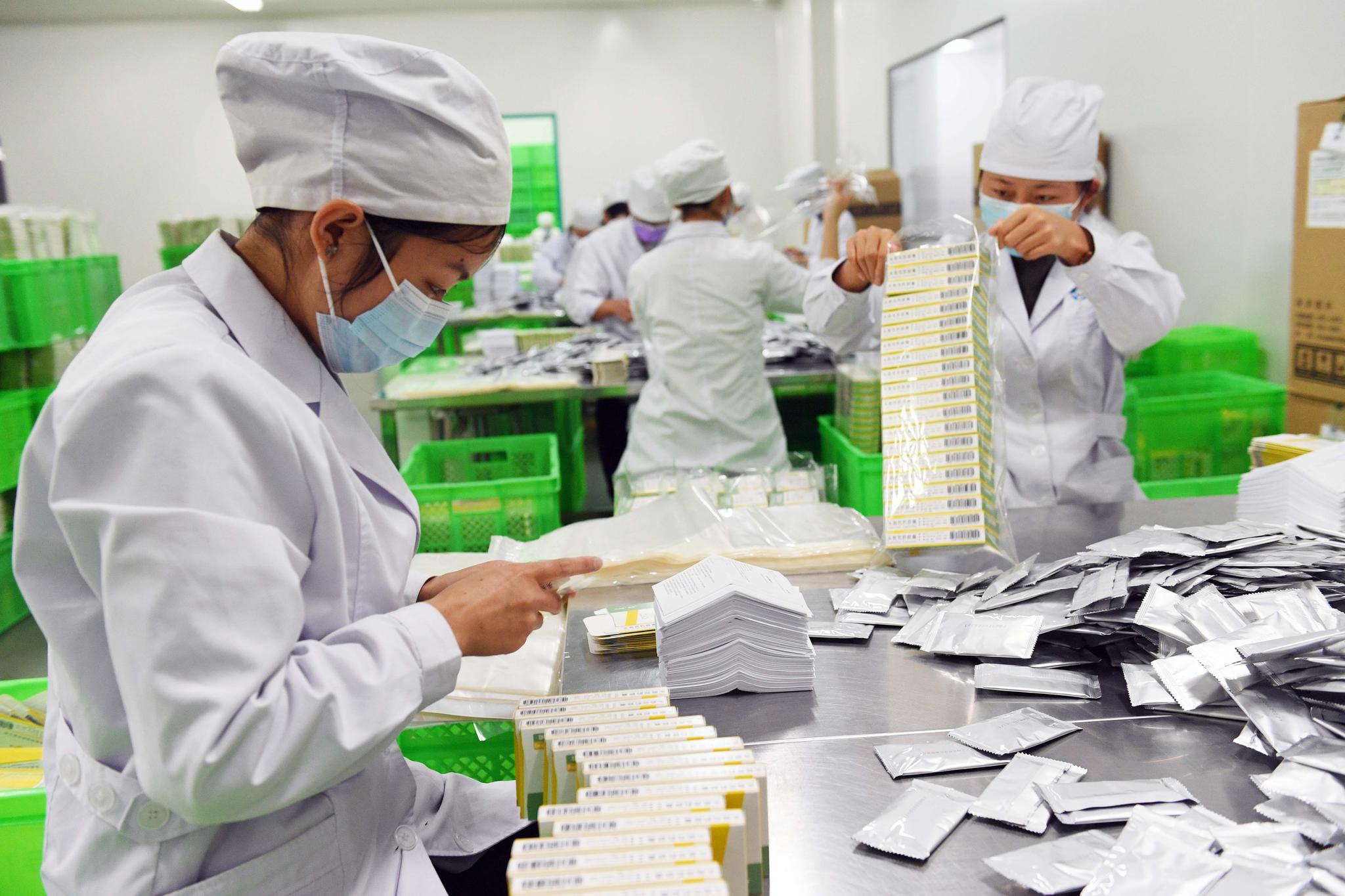 杨宗友 摄↑2月25日,云南昊邦制药有限公司员工在药品包装车间工作