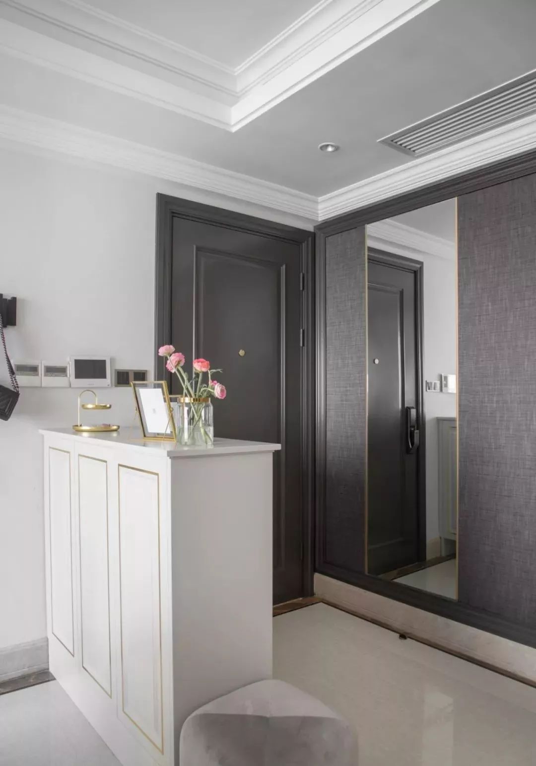 入户没有玄关是一套房子硬伤,不巧碰上此类户型,家里的鞋柜到底该设计