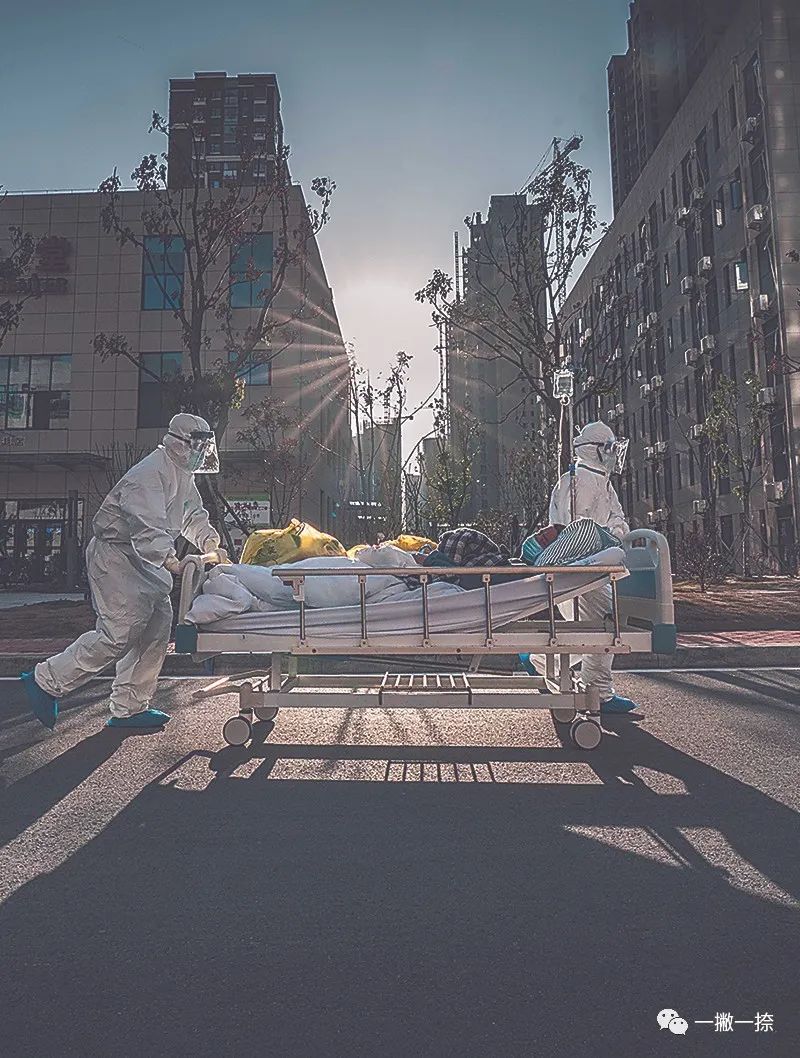 推着生命,向前走 | 人民日报一周图片精选|疫情|患者|新冠肺炎_新浪