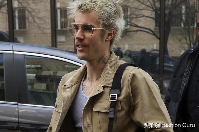 justin bieber 于 sunday service 表演中登场献唱