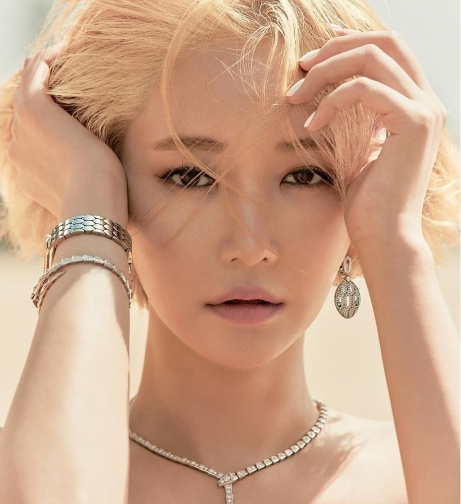 她是韩国"短发女神",身穿黑色蕾丝长裙搭皮靴出镜,霸气潇洒