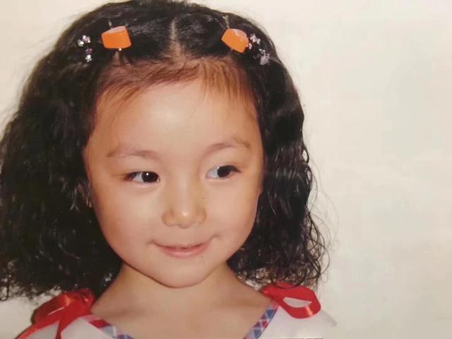 孙俪妹妹晒童年照,穿红毛衣背带裤小表情可爱爆,比孙俪还像妈