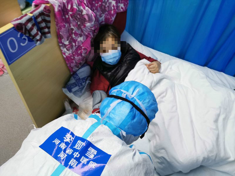 李如雪在方舱医院照料患者