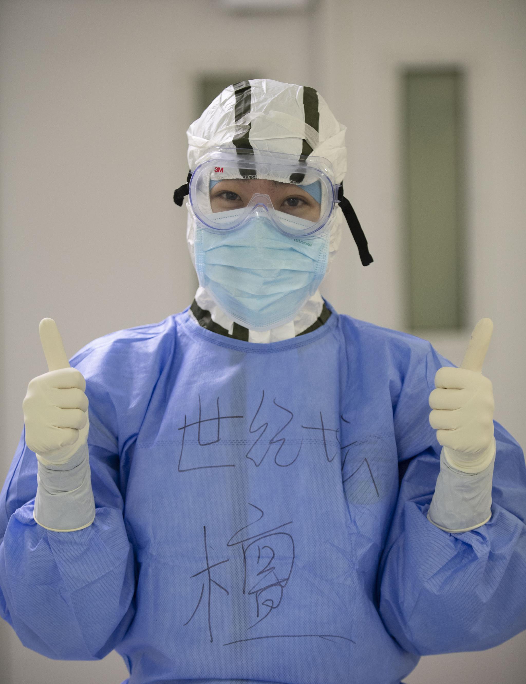 一线医生日志我在隔离衣胸口写加油鼓励病人