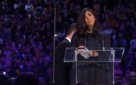 瓦妮莎怀念科比几度哽咽。