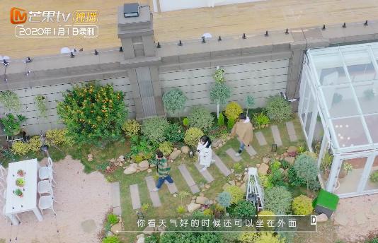 《朋友请听好》何炅谢娜千玺开启室友生活!周震南送彩球笑坏众人