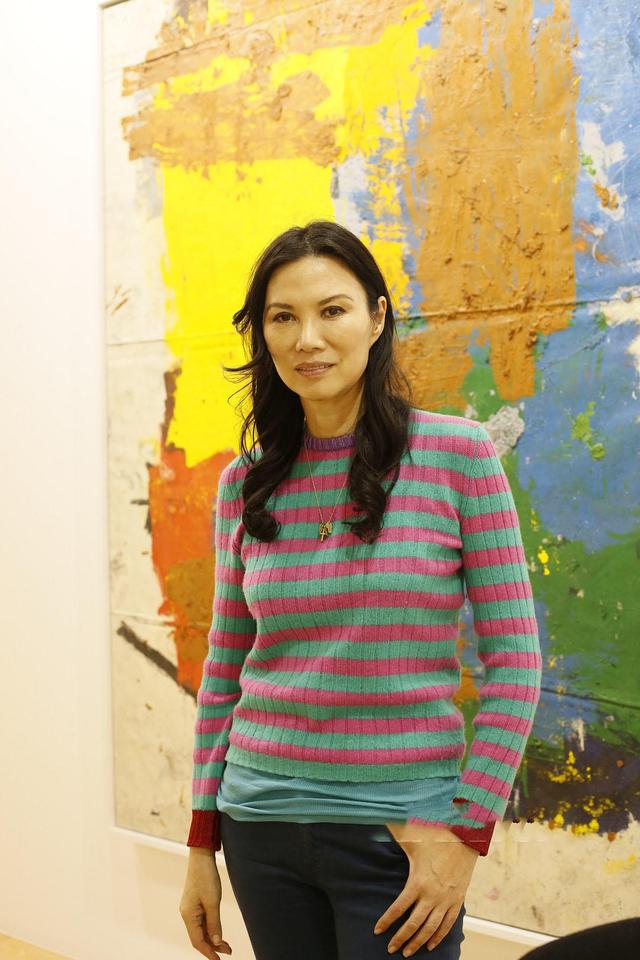 邓文迪穿衣真大胆!一袭紫色亮片连衣裙成熟性感,看不出已经51岁