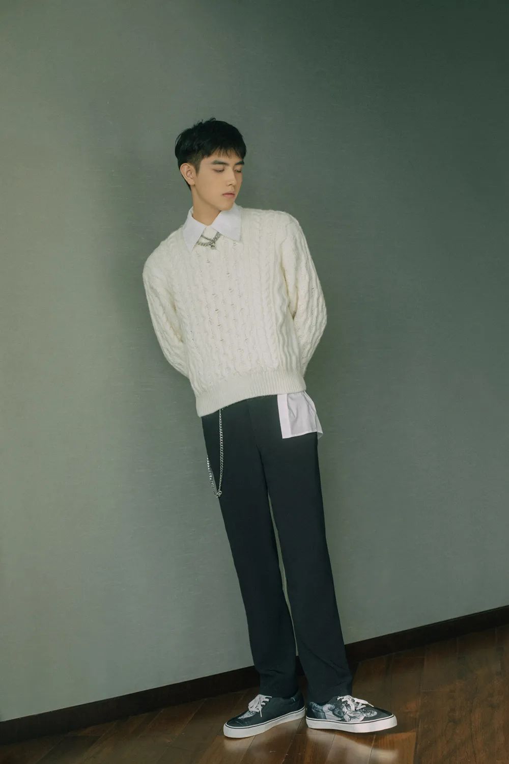 针织帽 夹克 卫衣 休闲裤 休闲鞋,从头到脚一身黑,陈飞宇巧妙利用脖子