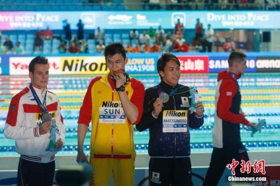  资料图：光州世锦赛男子200米自由泳颁奖仪式后，孙杨与其他选手合影。中新社记者 韩海丹 摄