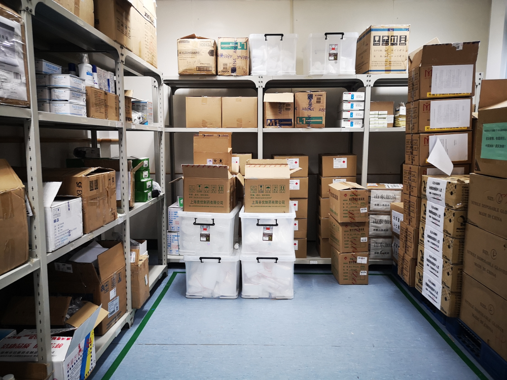 图为齐鲁医院受捐的其他物资