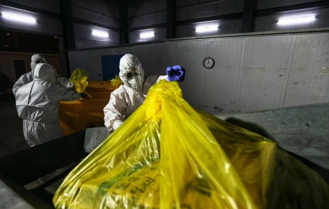 雷神山医院志愿者陆续把医疗废物送进裂解焚烧车间。（摄影：崔萌）