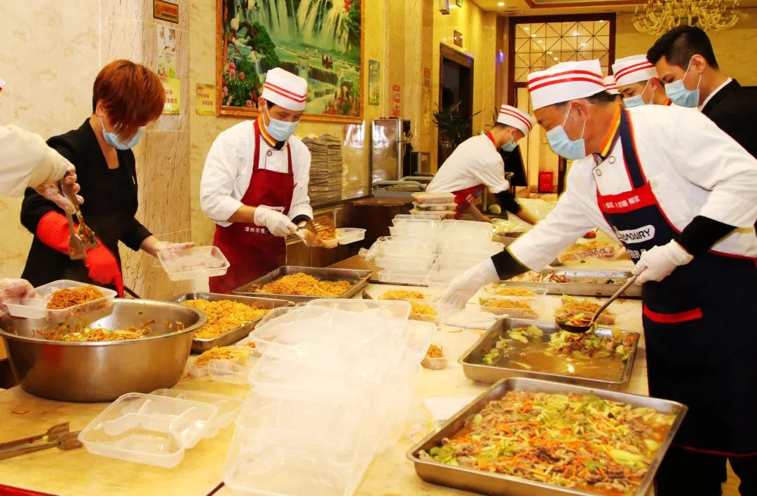 >嘉达大酒店留观服务点(9:00-11:00)重点建设项目开工复产,工地上一派