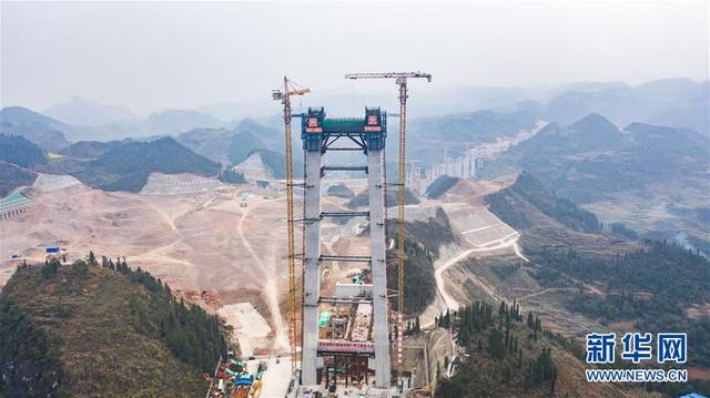这是建设中的瓮开高速开州湖特大桥桥墩(2月26日摄,无人机照片).