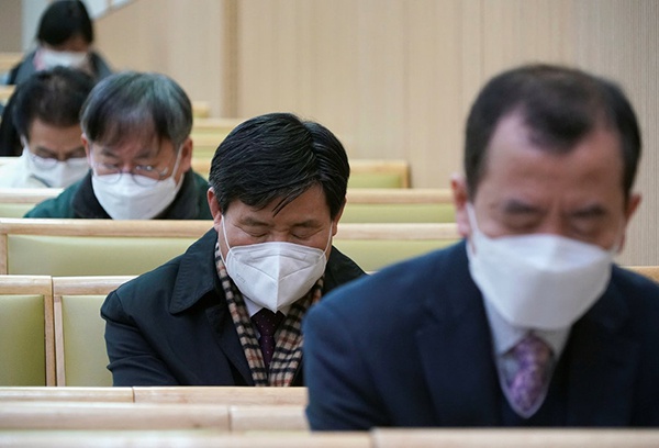 首尔一所基督教堂的周日礼拜。最近几天，韩国确诊的新冠病毒病例数量激增。