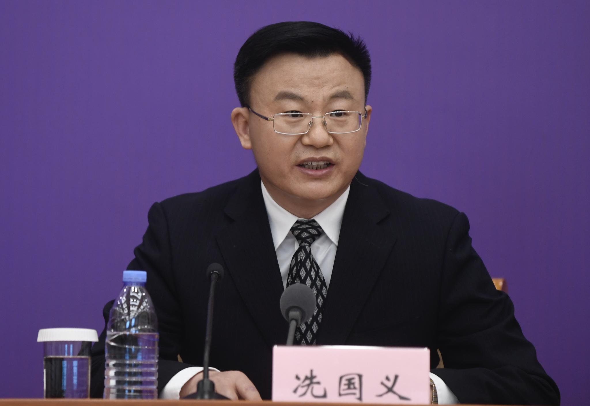 商务部服贸司司长冼国义在回答记者提问.摄影/新京报记者 吴宁