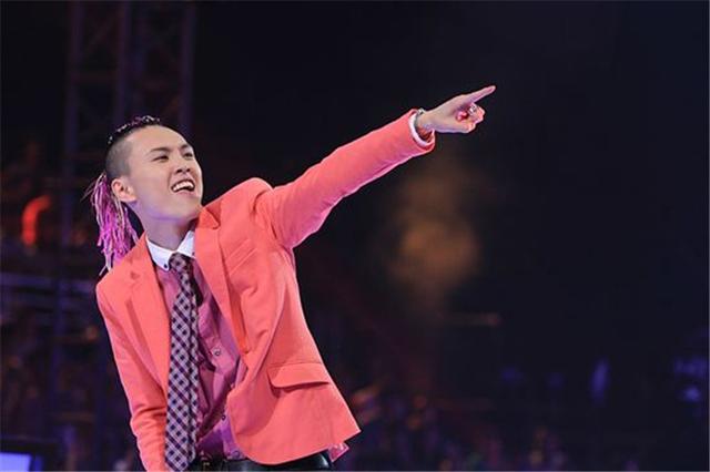 《好声音》张玮拍戏了?胖的眼睛都没了,那缕彩色头发倒是没变