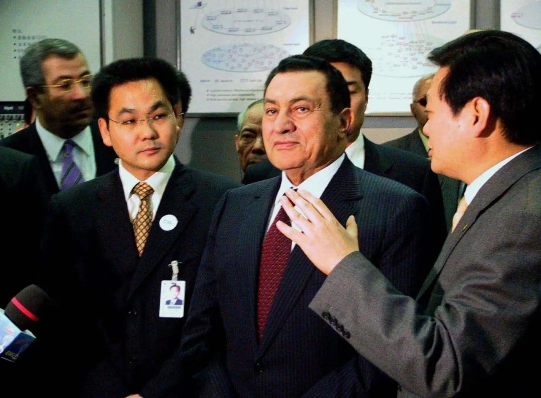 2002年1月25日，埃及前总统穆巴拉克曾携夫人一行抵达深圳访问。中新社发  陈文 摄