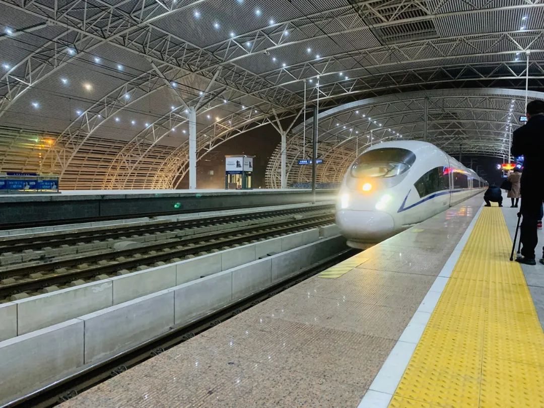 刚刚无锡首趟定制版高铁复工专列到站330人受礼遇