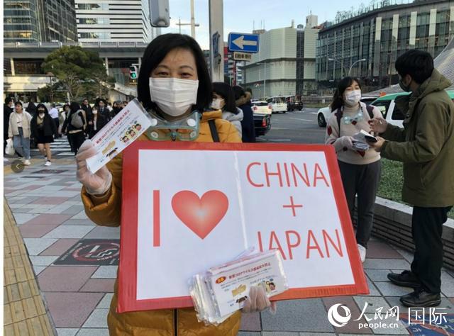 伴随着一张捐赠桌的搭建完成,日前,一场向日本民众免费发送口罩的活动