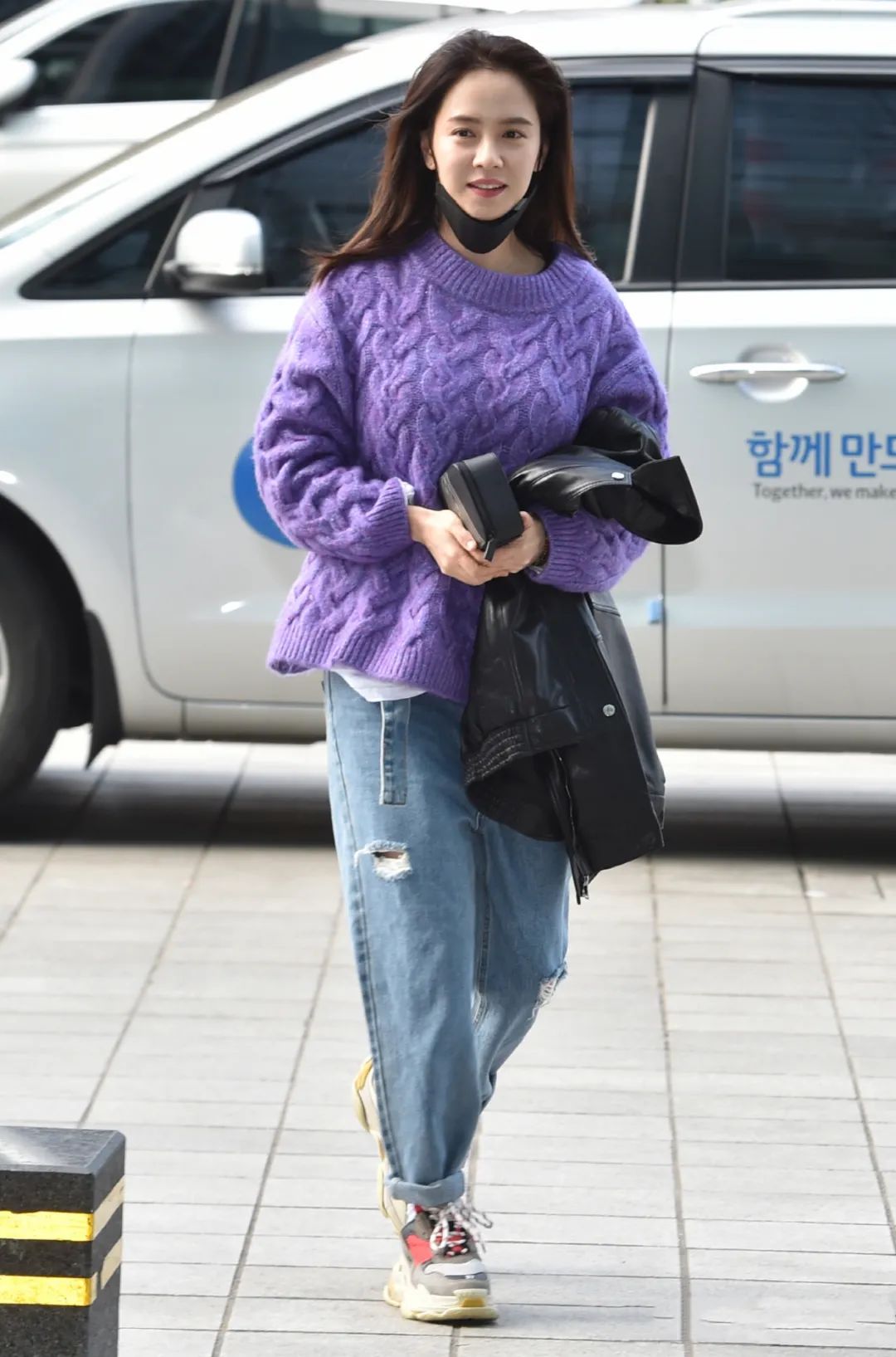 宋智孝明明是女神身高,穿毛衣搭破洞裤却比例失调,还好颜值够高