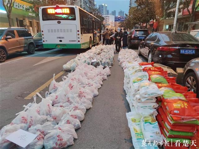 特价菜包受欢迎订单爆增，这个社区志愿者分发团购物资到深夜