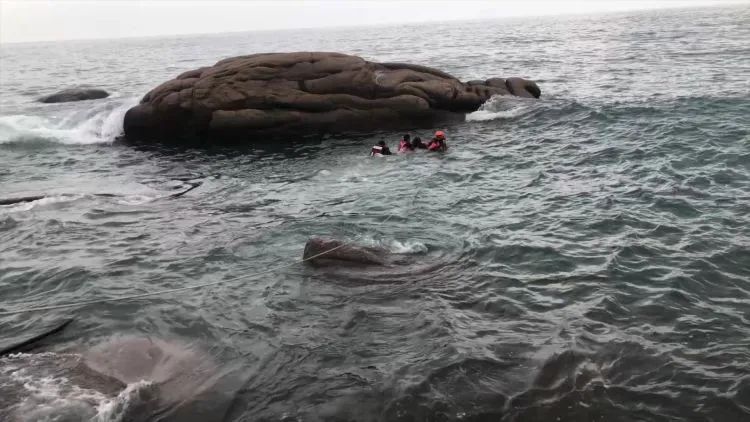 青岛海边礁石上,20岁小伙情绪失控跳海欲轻生