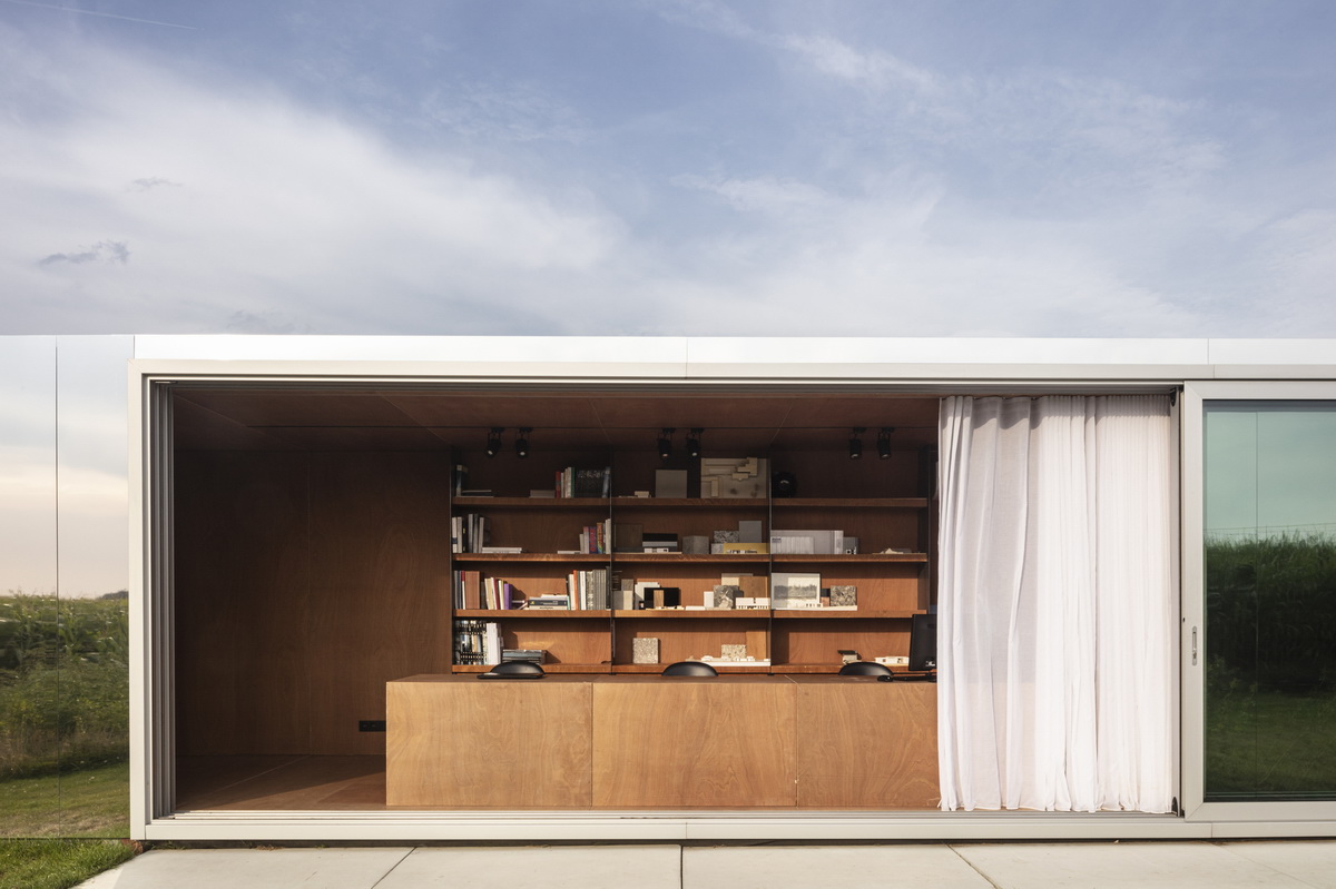 映出碧草蓝天的玻璃盒子 / toop